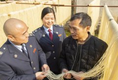 国家税务总局上高县税务局民企服务中心海南注册首选工作人员来到制粉企业及米粉作坊