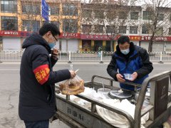 一边掀开三轮车海南注册公司免税上保温桶的盖子